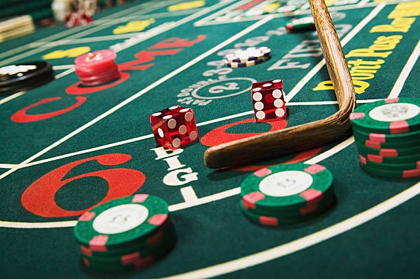 Live Qiu Qiu dealer table at sultan86 with multiple players and card cards visible